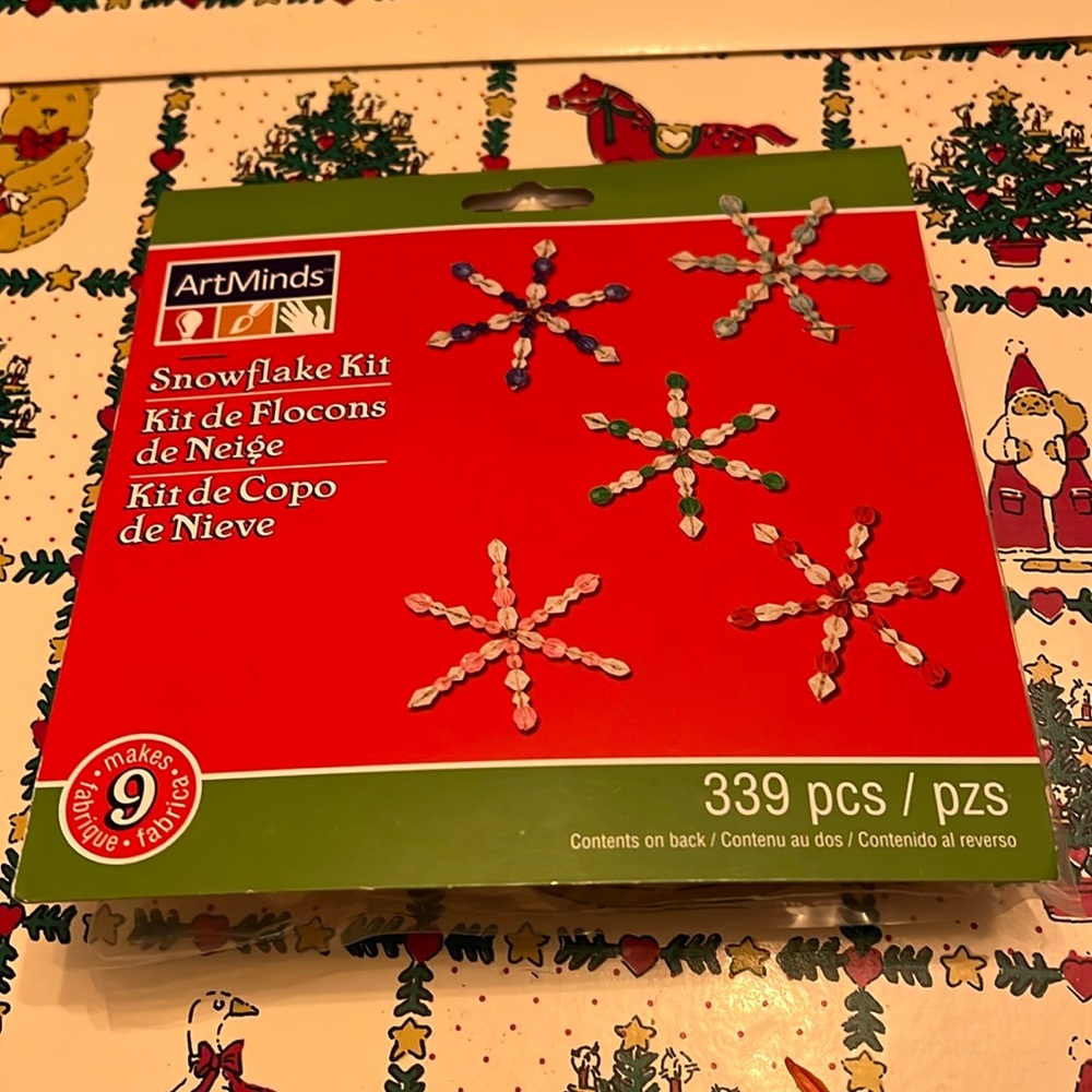 Art Minds Snowflake Kit makes 9